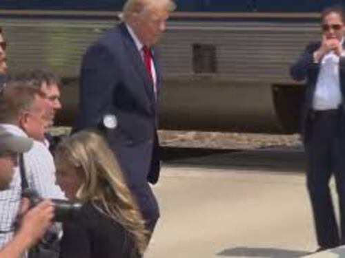 Trump scende da carrozza ferroviaria decorata per 250esimo Usa. Accolto da bagno di folla