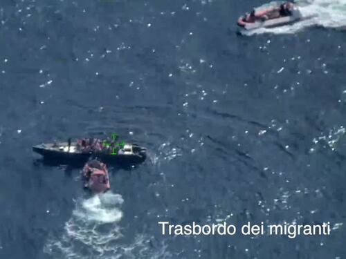 I gommoni di Sea Watch che trasbordano i migranti dal motoscafo dei trafficanti