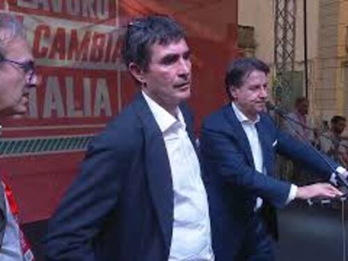 Conte ai contestatori di Napoli: Non fate i fenomeni, se siete qui è perché con noi potete parlare