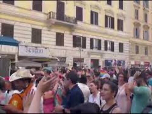 Una marea arcobaleno balla in strada Ymca al Pride di Roma