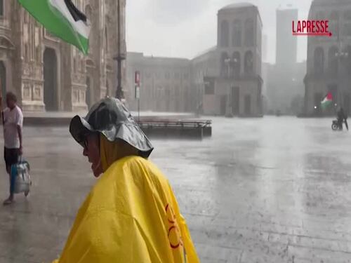 Temporale a Milano, vento e grandine in Piazza Duomo