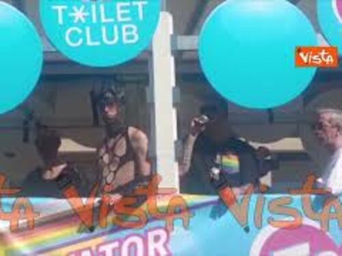 Bandiere arcobaleno, travestimenti colorati e tanti ventagli al corteo del Milano Pride