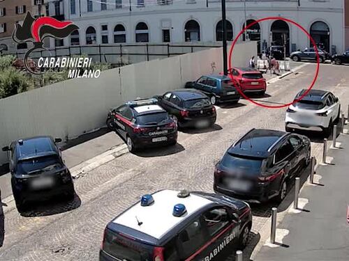 Strappano l’orologio al turista sotto la caserma dei carabinieri: il video della rapina