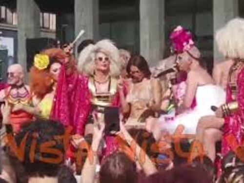 Elodie sul carro del Milano Pride per lei un look sexy con reggiseno di strass e occhiali da sole