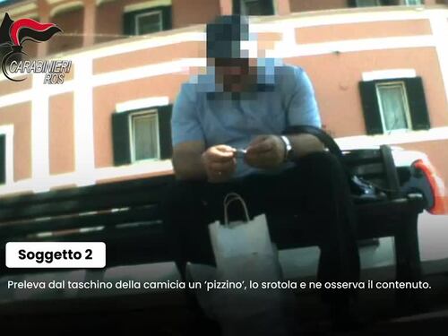 Il video degli ex 007 che passavano pizzini e supporti hd per la Russia