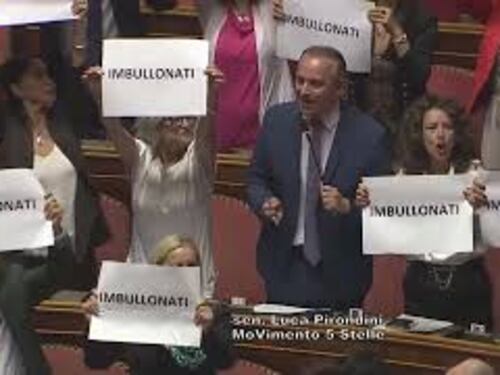 M5S espone cartelli contro maggioranza con scritto 'Imbullonati', Pirondini: Governo vada a casa