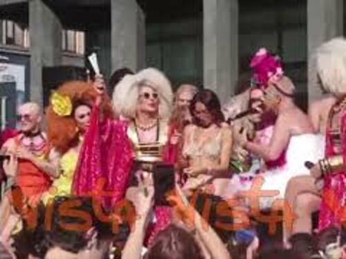 Sei una cantante, una ballerina sul cubo, un'icona. Complimenti per Elodie su carro del Milano Pride