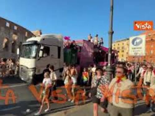 Il carro di Muccassassina con Priscilla e le drag queen sfila davanti al Colosseo al Pride di Roma