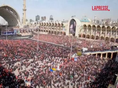 Migliaia di persone davanti alla Moschea di Teheran per i funerali di Khamenei - VIDEO