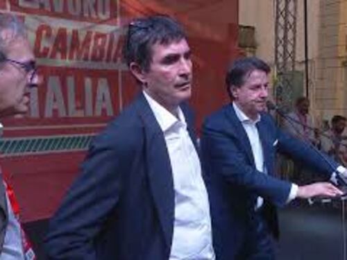 "Vergogna, fuori, buffoni", Potere al Popolo contesta leader campo largo riuniti a Napoli