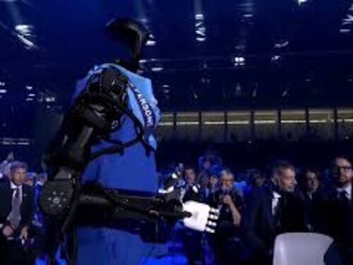 Meloni accolta da un robot umanoide al Congresso Uil: È un grande onore darle il benvenuto