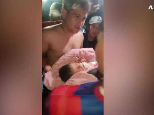 Il neonato estratto vivo dalle macerie: guarda il video