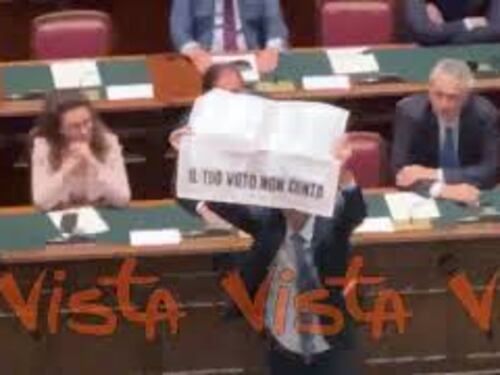 Protesta opposizione con cartelli in Aula, Commessi Camera costretti a ritirarli in più volte