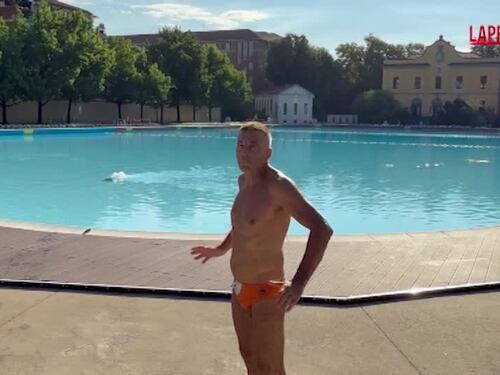 Entra in una piscina pubblica di notte e annega: il video dal luogo dell'incidente