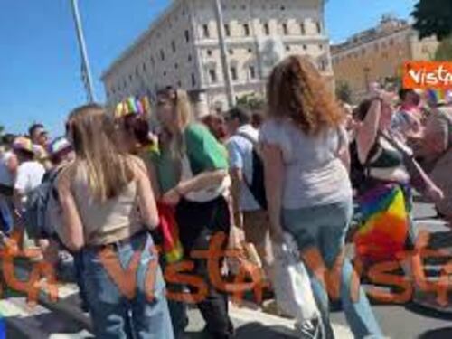 'Maschera da cane con bandiera con l'immagine di un osso al Pride a Roma