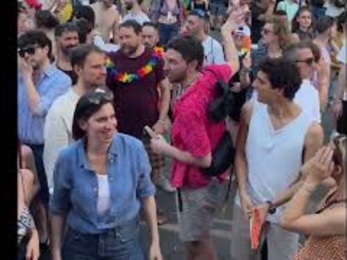 Elly Schlein scatenata balla e canta in strada al Milano Pride