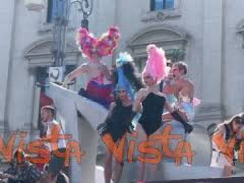 Un enorme copricapo di fiori fucsia per Priscilla - La Regina del Deserto al Pride di Roma