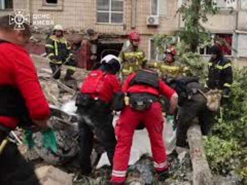Guerra Ucraina, massiccio attacco russo su Kiev. Missili e droni colpiscono diversi palazzi