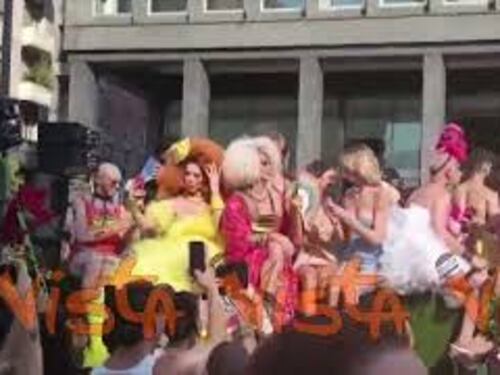 Elodie sul carro del Milano Pride con il ventaglio arcobaleno