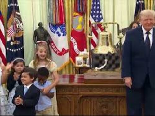 Trump suona campanella di apertura della Borsa di Wall Street dallo Studio Ovale della Casa Bianca