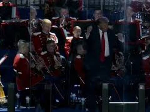 Trump balla 'Ymca' suonata dalla banda militare sul palco della Great American State Fair