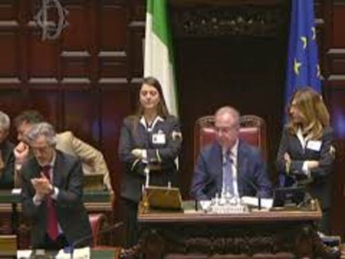 Dibattito interrotto da ingresso Ministra Roccella in Aula, l'applauso alla Camera