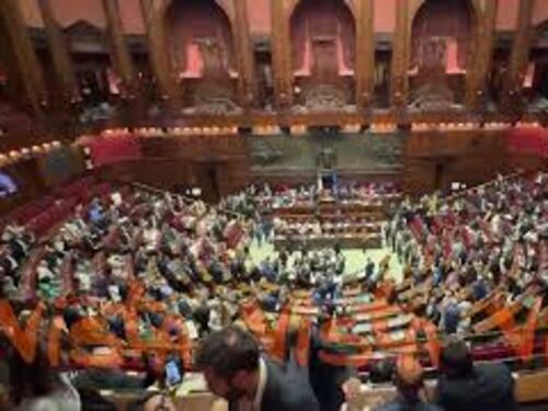 Applausi e selfie dopo il voto sulla legge elettorale tra i banchi del Centrodestra alla Camera