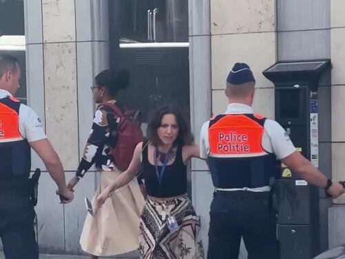 Benedetta Scuderi (AVS) strattonata dalle forze dell'ordine