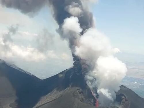 Eruzione dell'Etna, le immagini esclusive dall'alto a bordo di un elicottero