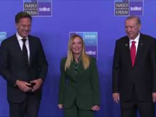 Erdogan con mano sul cuore, il saluto affettuoso per la premier Meloni al vertice Nato di Ankara