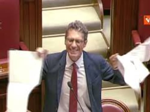 Magi strappa manifesto in aula e viene espulso dalla Camera durante seduta su legge elettorale