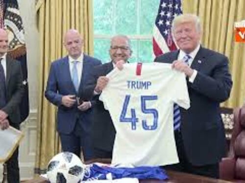Infantino (Fifa) nel 2018 mostra a Trump i cartellini giallo e rosso nello Studio Ovale