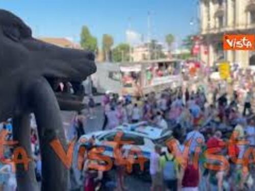 L'Ambassador del Roma Pride Levante a bordo del carro ufficiale de corteo per le vie della Capitale