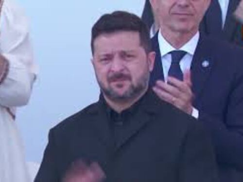 Militari ucraini sfilano a Parigi per la parata del 14 luglio