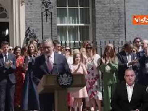 Standing ovation all'arrivo di Keir Starmer alla sua ultima conferenza stampa da Primo ministro