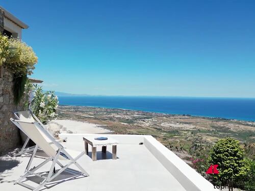 Airbnb, Monica torna in Calabria e apre al mondo un borgo affacciato sullo Ionio