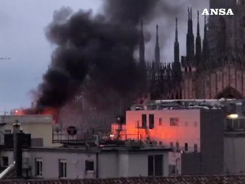 Incendio in un palazzo vicino alla Rinascente a Milano: vigili sul posto