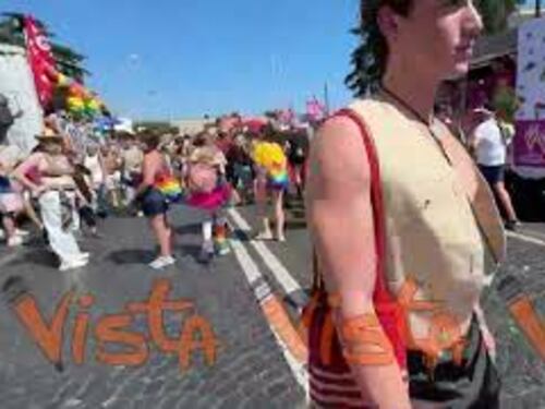 Dj con costume da unicorno sul carro al Pride a Roma