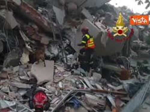 Vigili del Fuoco italiani al lavoro tra le macerie a La Guaira in Venezuela