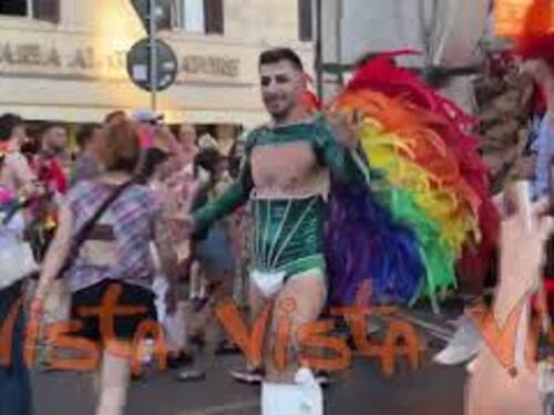 Costumi colorati, paillettes e piume, ventagli arcobaleno. I look del Pride di Roma