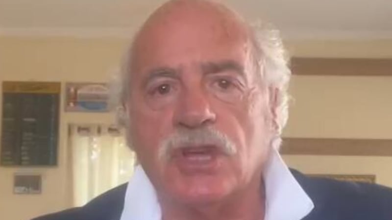 Una commedia trasformata in farsa