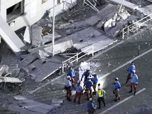 Edifici in macerie e tetti in fiamme: le immagini della distruzione