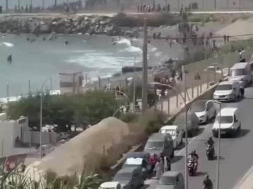 L’avanzata dei migranti sulle spiagge di Ceuta: in migliaia passano la frontiera