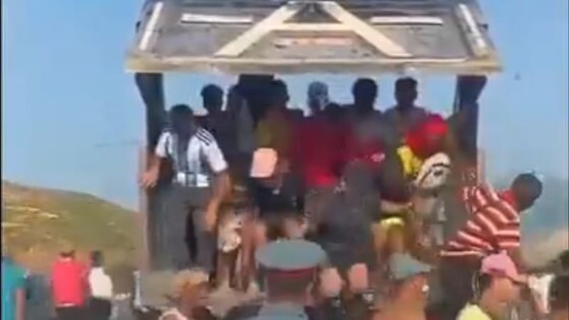 Marocchini scaricati dai camion davanti ai militari marocchini
