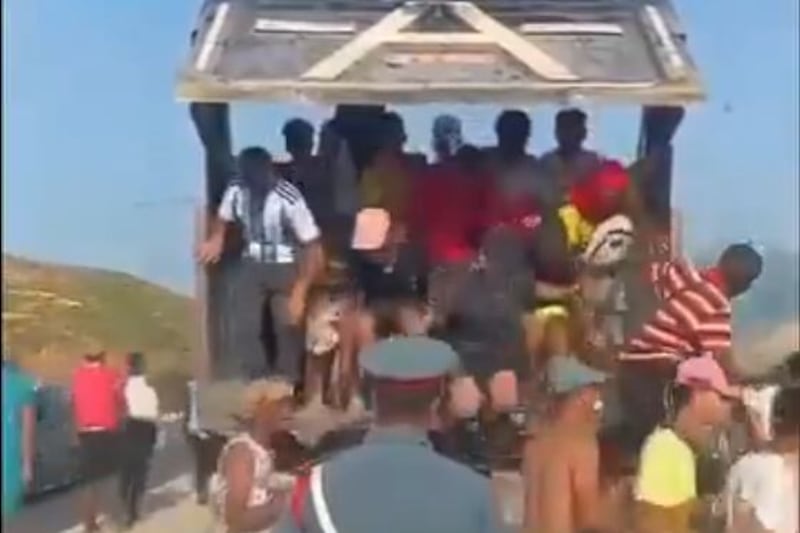 Marocchini scaricati dai camion davanti ai militari marocchini
