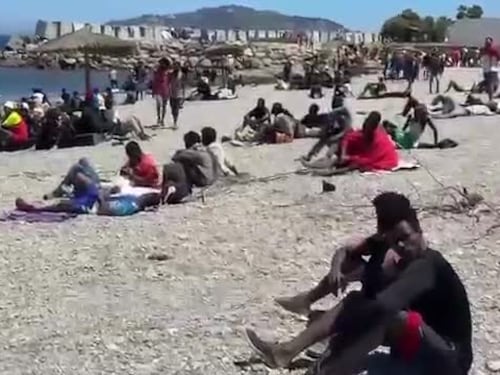 I cittadini si autodifendono, in giro migliaia di migranti: il reportage di Biloslavo