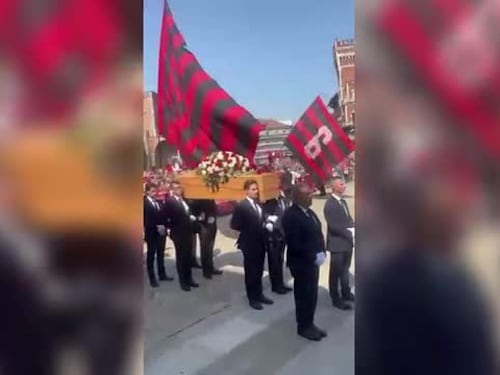 La commozione e i cori dei tifosi davanti alla bara