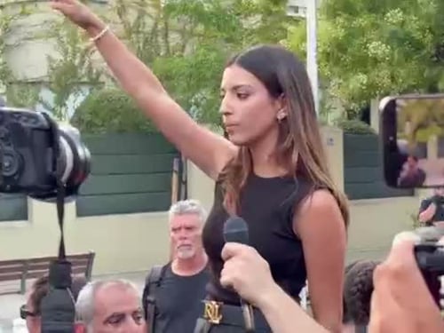 Il saluto nazista di Isabel Peralta a Madrid: bufera per il gesto davanti all'ambasciata marocchina