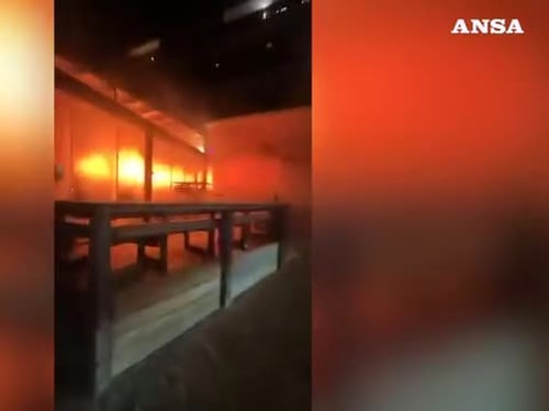 I ragazzi cercano di sfondare le vetrate nel locale in fiamme: nuovo video choc