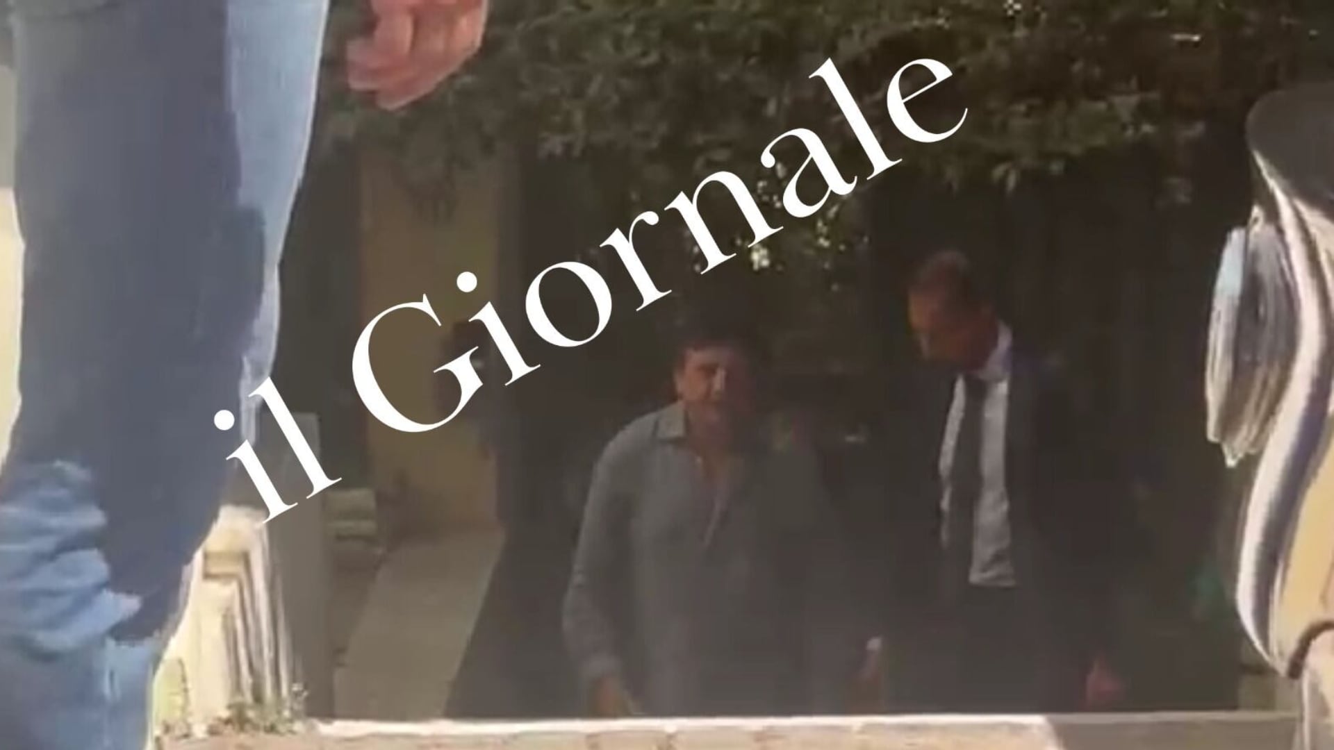 ESCLUSIVO - Il video dell'arresto di Lavitola: l'imprenditore viene portato via dalla sua casa